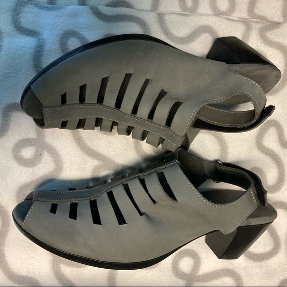 MUNRO Sz 9.5 Abby Grey Heel  Sandal w/ Velcro Closure - Picture 3 of 6